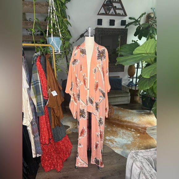 Vintage Japanese Silk Kimono – Peach Chirimen Floral – Full Length